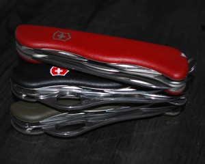 три швейцарских ножа