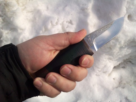 Нож АиР "Нерпа" в руке
