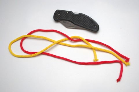 черный нож, красный и желтый шнурок