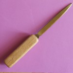 нож для писем с деревянной рукояткой