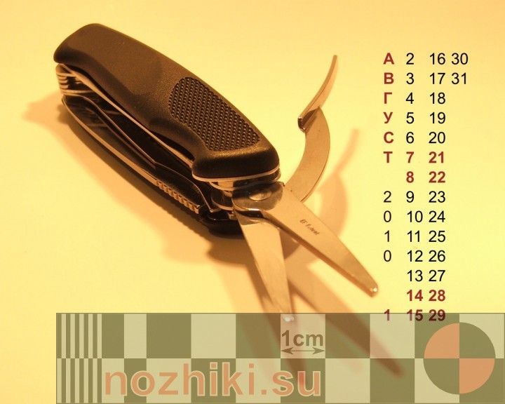фото ножа Венгер и календарь рабочего стола на август 2010