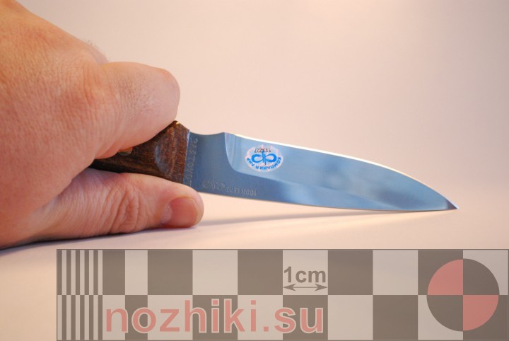 нож АиР Снегирь прямым хватом за рукоятку