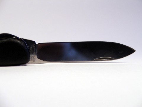 положение раскрытого клинка лайнерного ножа