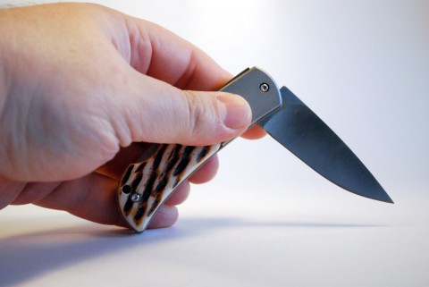фотография для определения сравнительного размера ножа