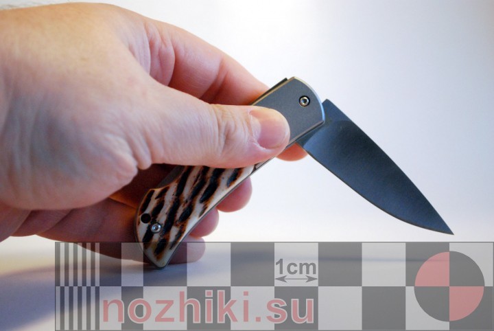 фотография для определения сравнительного размера ножа
