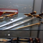 короткие украшенные мечи