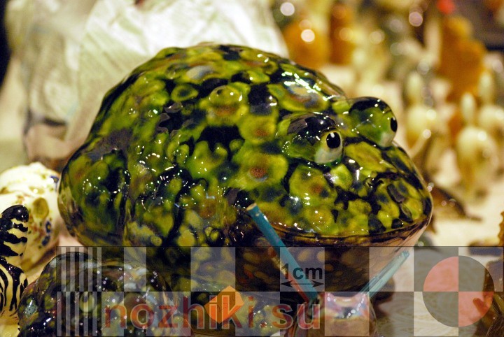 большая зеленая керамическая декоративная жаба