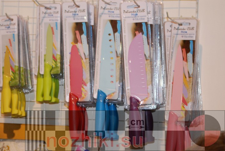 разноцветные кухонные ножи