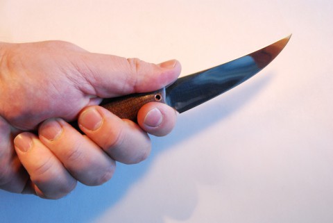 фото удерживаемого в руке ножа
