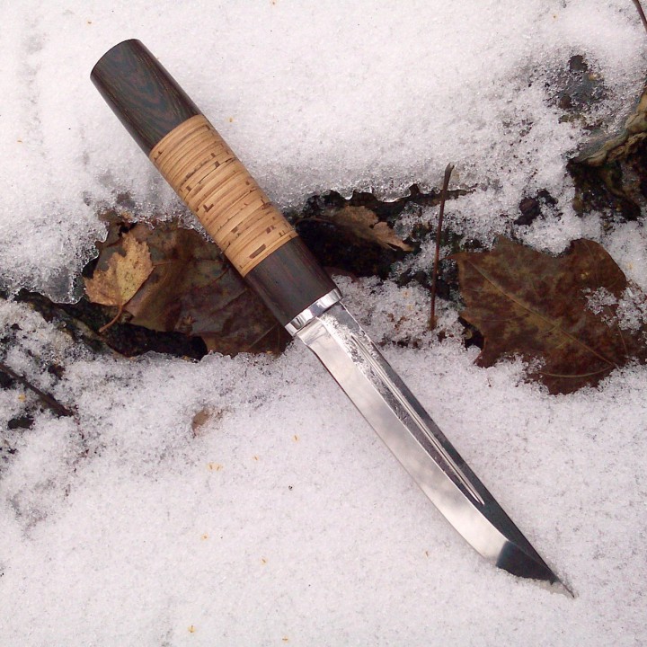 якутский нож на снегу