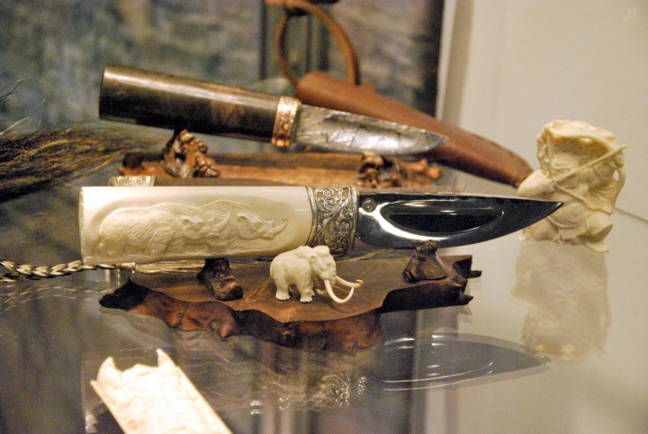 якутский нож и скульптура мамонта