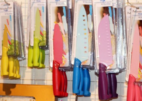 разноцветные кухонные ножи